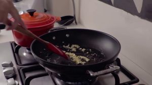 Entenda como a ordem de refogar alho e cebola pode mudar o sabor do prato e veja quando cada ingrediente deve entrar primeiro.