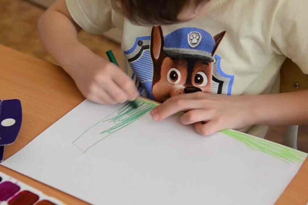 Crianças que desenham com frequência desenvolvem memória mais forte e aprendem com mais facilidade, segundo especialistas