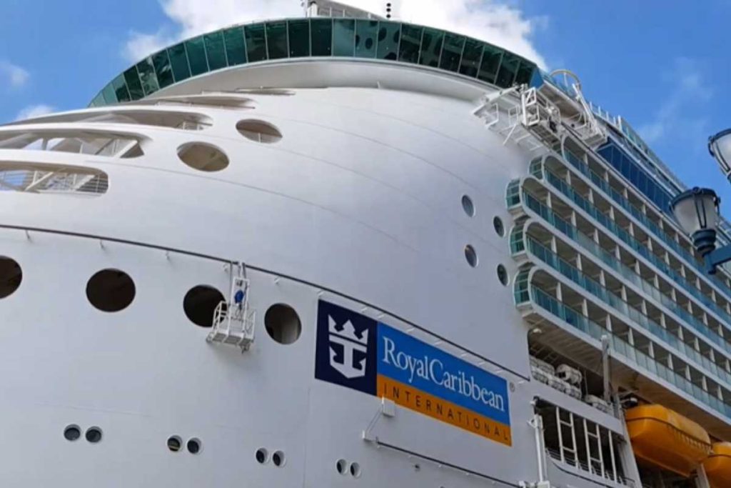 Milionário mora em cruzeiros há 25 anos e revela: 'Já não consigo andar em linha reta'