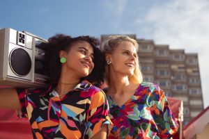 A geração X desenvolveu uma forte resiliência emocional, muitas vezes marcada pela dificuldade de expressar sentimentos