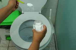 Despejar sal de cozinha no vaso