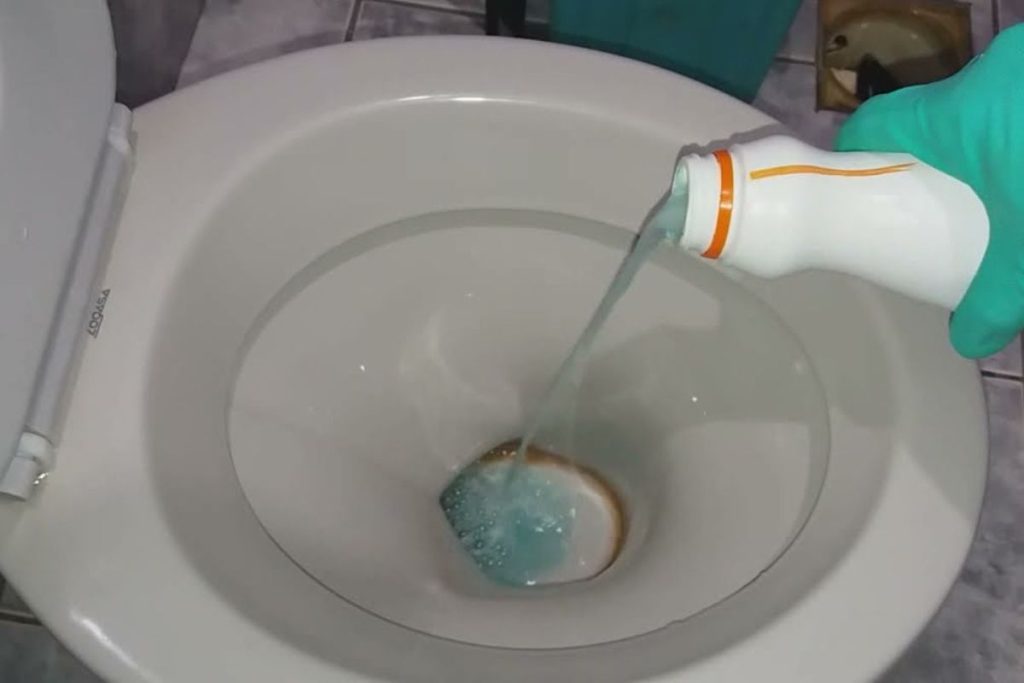 Não é água sanitária, nem esfregar forte