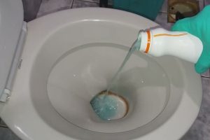 Não é água sanitária, nem esfregar forte