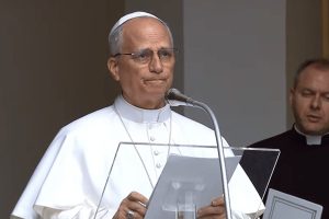 Após ser chamado de fraco, papa reage e diz que não tem medo de Donald Trump