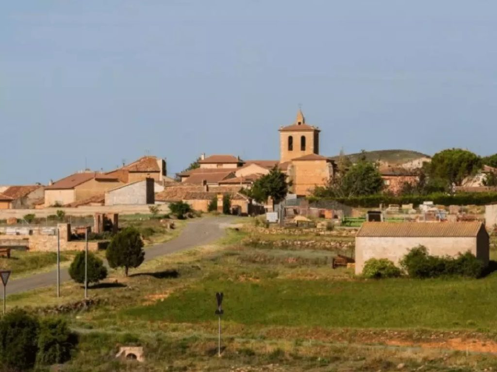 Cidade na Espanha oferece trabalho, moradia e escola gratuita para brasileiros; veja como participar da seleção.