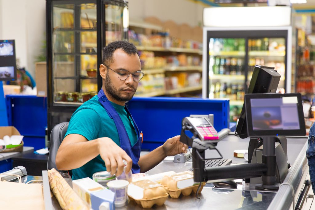 Fim da escala 6x1 aprovado: o que muda para quem trabalha no Atacadão e no Carrefour?