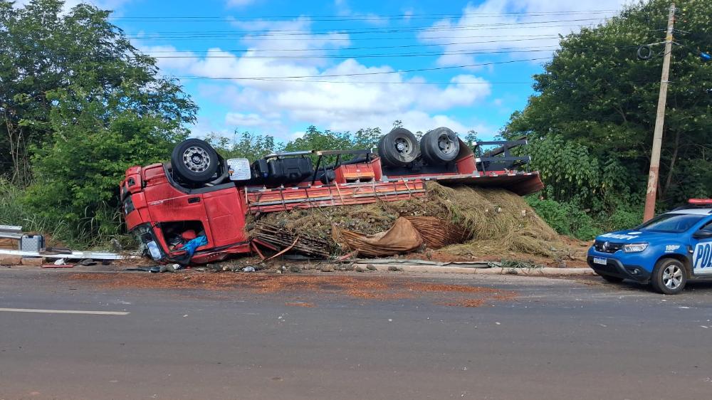 Caminhão tomba no Anel Viário do Daia e deixa motorista preso às ferragens