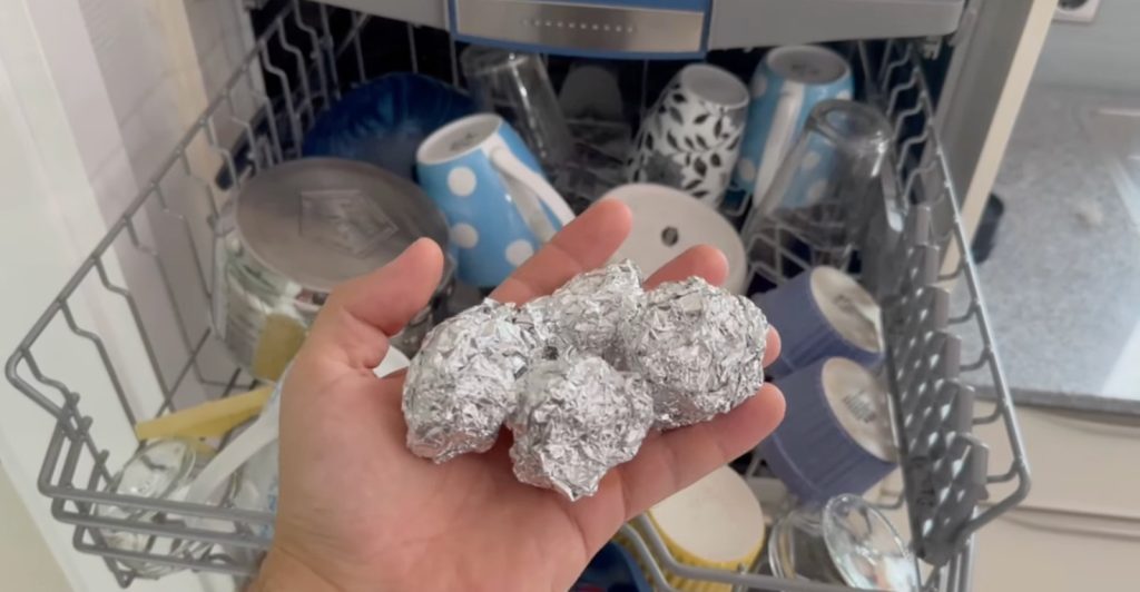 O papel-alumínio na lava-louças ajuda a recuperar o brilho dos talheres de forma prática e eficiente