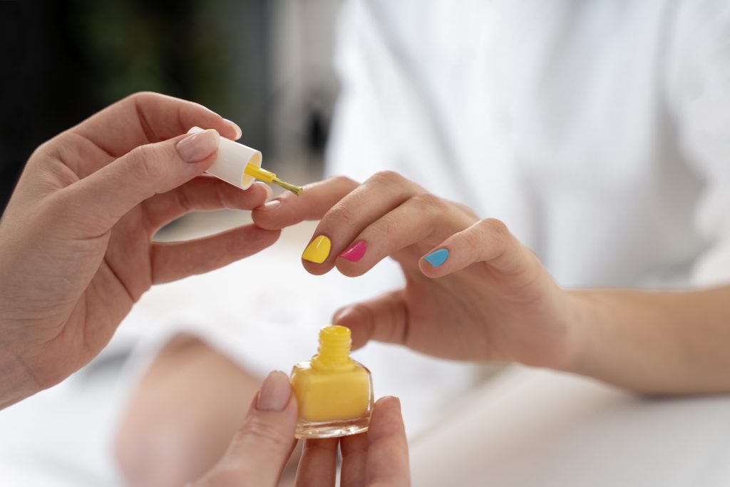 As tendências de unhas verão 2026 abandonam a francesinha e apostam em brilho difuso, tons profundos e acabamentos sensoriais