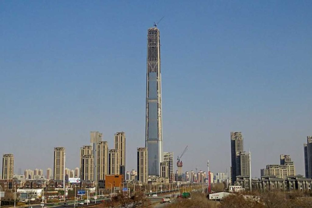 O gigante abandonado: conheça o arranha-céu de 128 andares que virou um “fantasma” de luxo na China