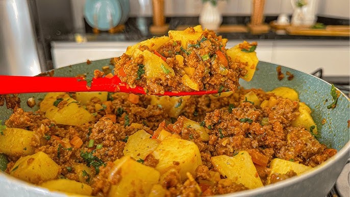 A carne moída com batatas cremosa combina praticidade com um molho rico, aromático e cheio de personalidade