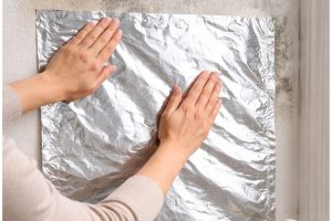 Colar papel alumínio nas paredes de casa para evitar mofo