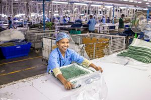 Funcionários mais descansados tendem a ser mais produtivos, criativos e engajados, o que beneficia diretamente as empresas e a economia como um todo
