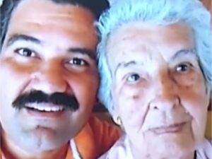 Angélica Gonçalves Pedrosa ao lado do neto Fabiano Pedrosa. (Foto: Reprodução) avó