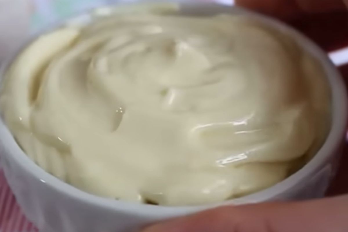 Descubra o que acontece ao bater leite condensado no liquidificador e como fazer uma sobremesa cremosa rápida e fácil.