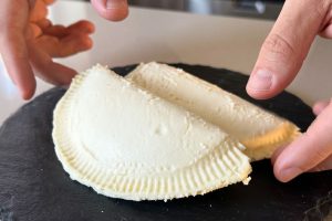 Sobremesa fácil para deixar na geladeira leva poucos ingredientes, tem preparo simples e pode ser recheada com creme de avelã ou doce de leite.
