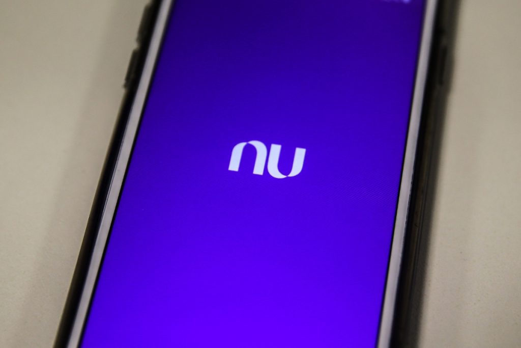 Nubank anuncia encerramento de serviço no Brasil e pega clientes de surpresa