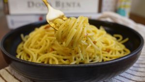 O macarrão na panela é uma receita prática que fica pronta em poucos minutos