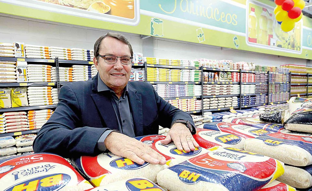 O homem que começou como descarregador de caminhão e hoje é bilionário, dono da 4ª maior rede de supermercados do Brasil