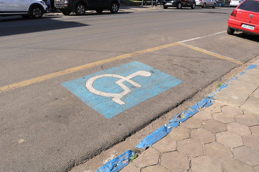 Aprovada multa maior para quem estaciona em vaga reservada a pessoas com deficiência