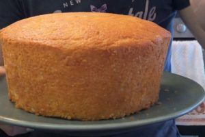 Aprenda o segredo das confeitarias para o bolo de cenoura não solar: cozinhar a cenoura garante massa leve, fofinha e uniforme.