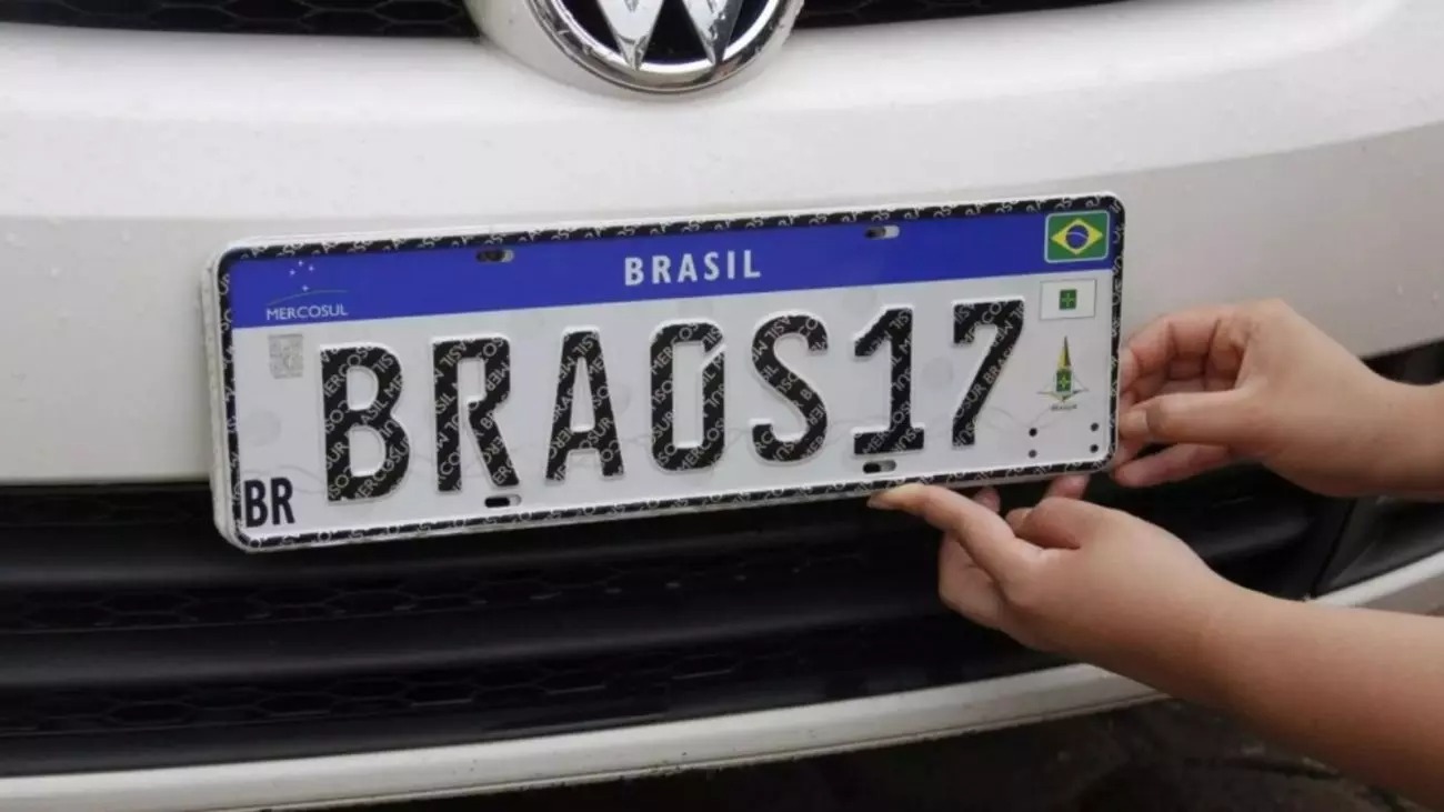 Novas placas do Mercosul: nome da cidade pode voltar a aparecer nos carros no Brasil