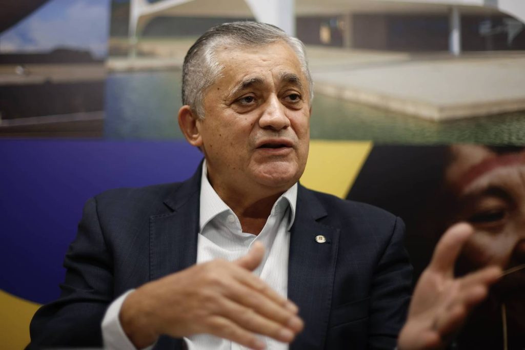 Governo estuda subvenção da gasolina e pode elevar endividamento para salvar a economia