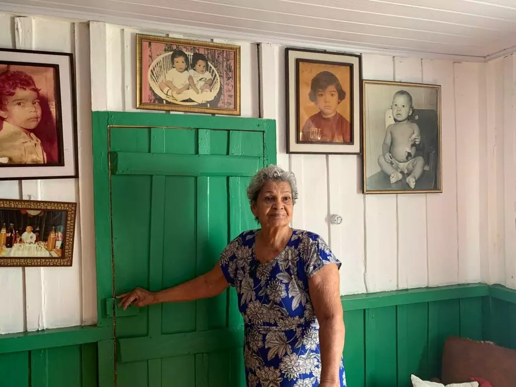 Há 66 anos de pé: casa simples de madeira vira relíquia e revela história emocionante da Dona Nina