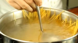 Água do macarrão não deve ser descartada e melhora a textura do molho