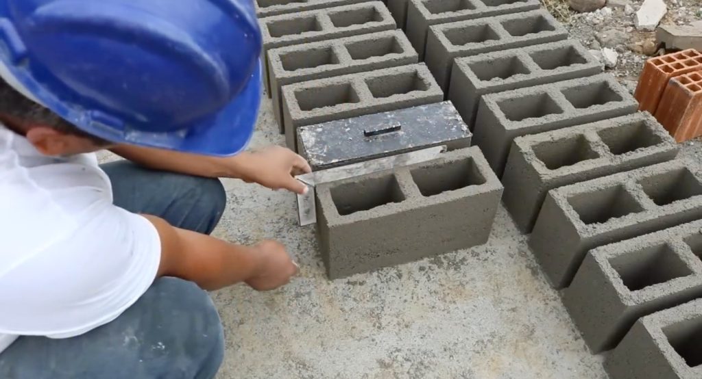 Blocos de concreto feitos na obra ajudam a reduzir custos e aumentam a eficiência