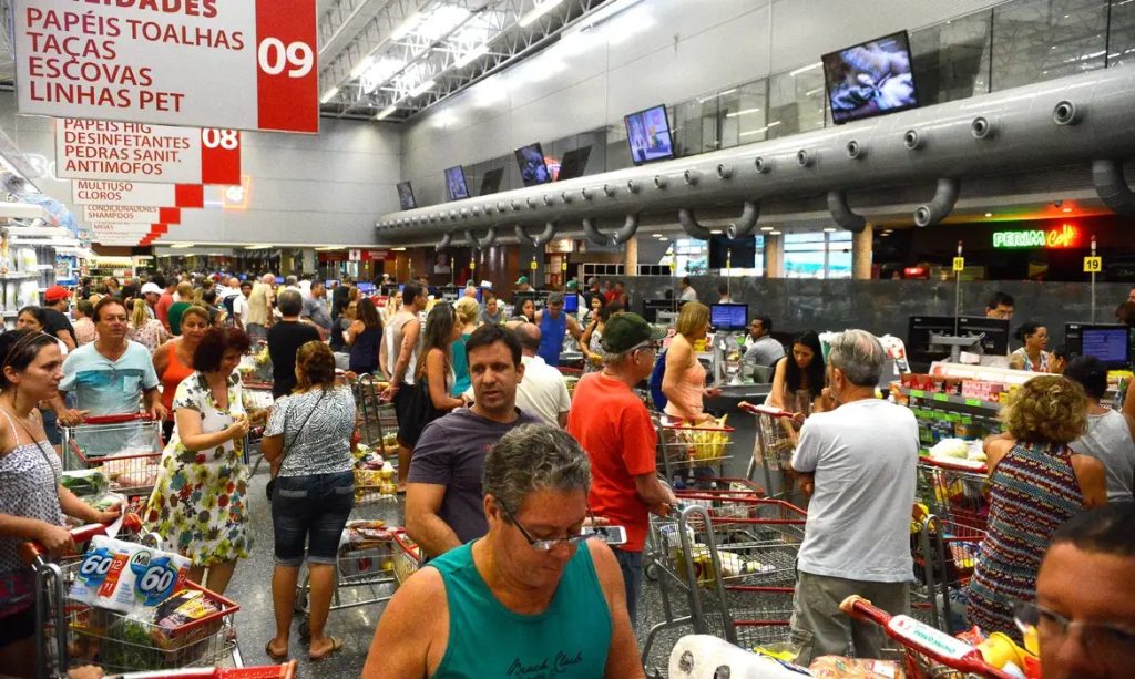 Regra que exige itens essenciais para facilitar a vida do consumidor passa a valer em grandes supermercados e reforça a acessibilidade nas compras.