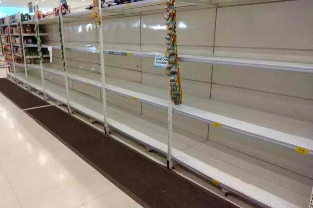 Fim da jornada 6×1 já influencia supermercados, que começam a adotar escala 5×2 para enfrentar a escassez de mão de obra.