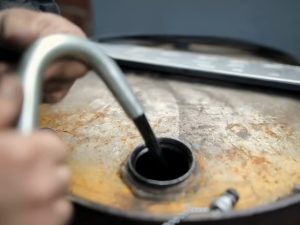 Preço do petróleo cai abaixo de US$ 90 e tem menor valor em um mês após Irã anunciar reabertura de Hormuz