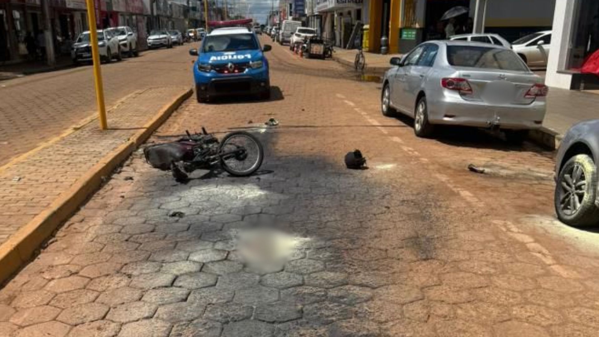 Motocicleta ficou carbonizada após explosão. 