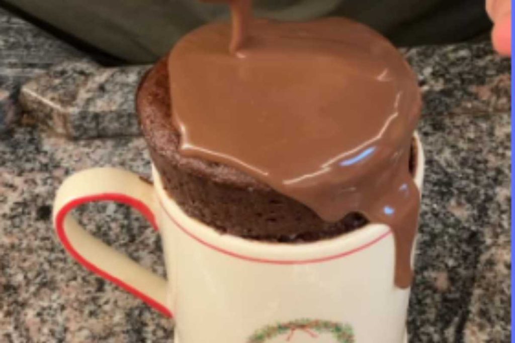 Bolo de caneca fácil e rápido para fazer no micro-ondas: fica uma delícia