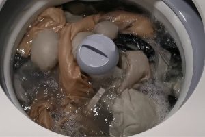 impedir que os lençóis se enrolem na máquina