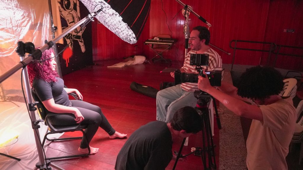 O guia de cinema nasce a partir das experiências práticas da 3ª edição do projeto OFICine. (Foto: Divulgação)