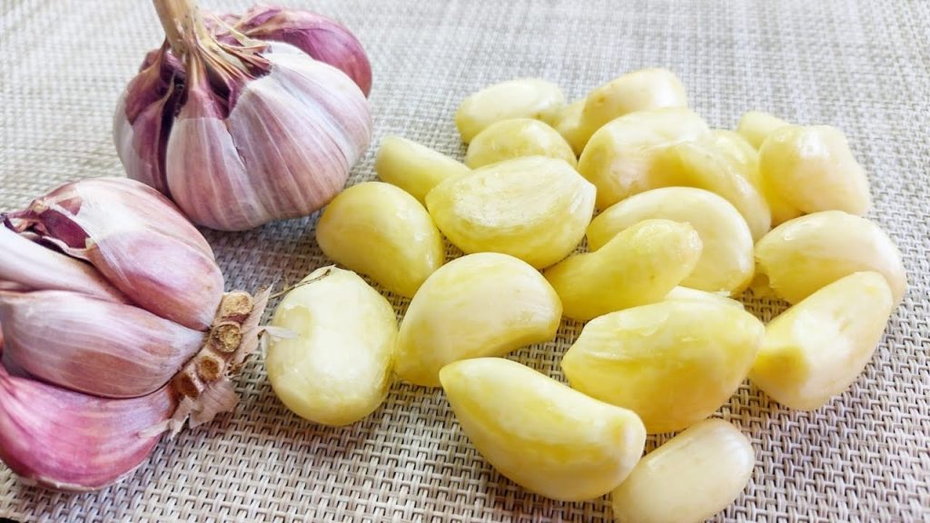 Veja o que o alho cru faz no intestino e no fígado e como consumir corretamente para aproveitar seus benefícios à saúde.