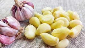 Veja o que o alho cru faz no intestino e no fígado e como consumir corretamente para aproveitar seus benefícios à saúde.