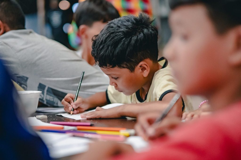 Entenda por que pais vão acompanhar os filhos nas salas de aula no Paraná e como funciona a iniciativa da rede estadual.