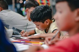 Entenda por que pais vão acompanhar os filhos nas salas de aula no Paraná e como funciona a iniciativa da rede estadual.