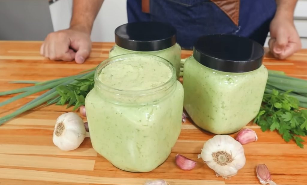 A pasta de alho com bacon é um tempero versátil que transforma receitas simples em pratos mais saborosos