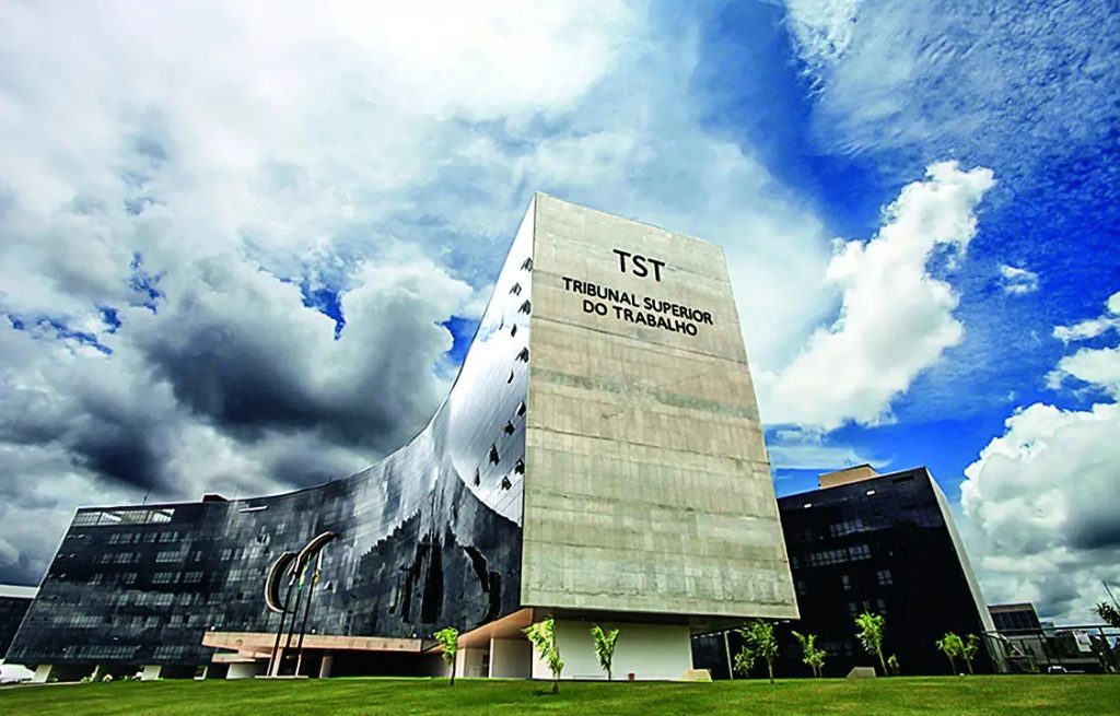 Justiça condena empresa que demitiu funcionário no mesmo dia em que ele saiu de outro emprego.