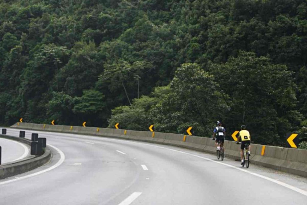 Entenda se é permitido ultrapassar ciclista em faixa contínua e veja o que diz o CTB sobre essa situação.