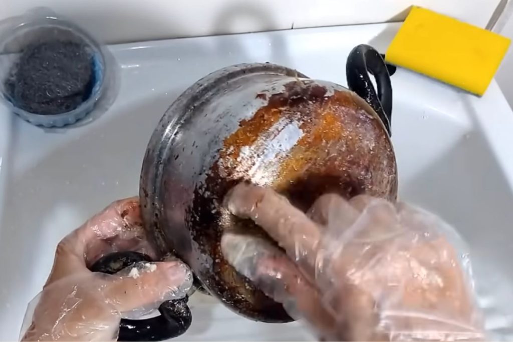 Veja misturinha simples para limpar panela engordurada em poucos minutos usando ingredientes que você já tem em casa.