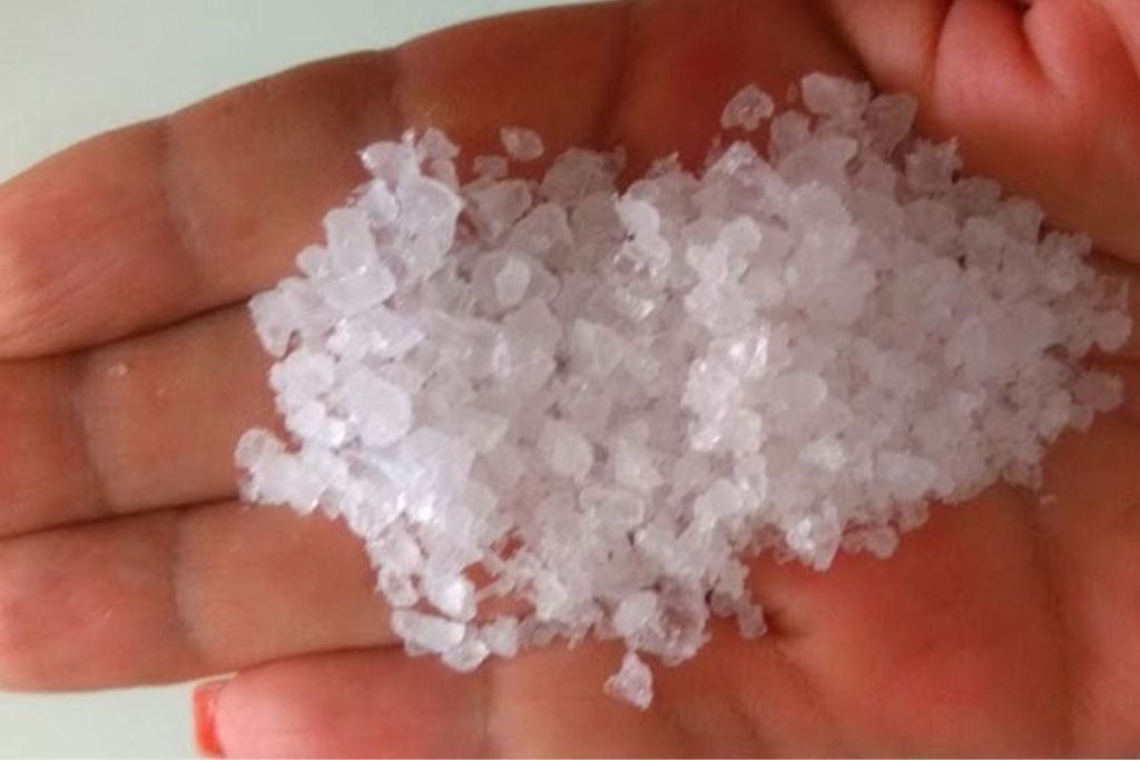 por que é recomendado passar sal grosso nos cantos do box