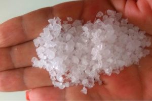 por que é recomendado passar sal grosso nos cantos do box