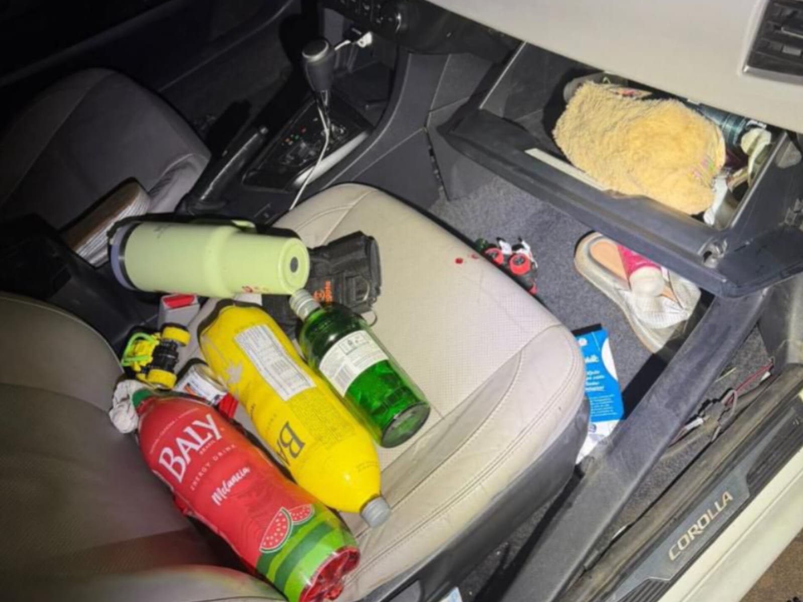 Carro estava repleto de bebidas. (Foto: Reprodução)