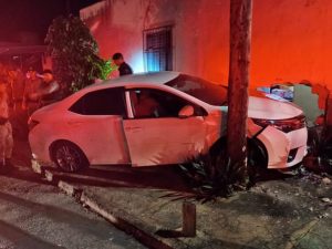 Perseguição teve fim após motorista colidir contra o muro de uma residência. (Foto: reprodução)