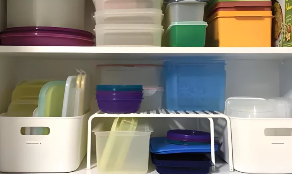 A organização de potes na cozinha ganha destaque com métodos simples que aumentam o espaço e facilitam o dia a dia